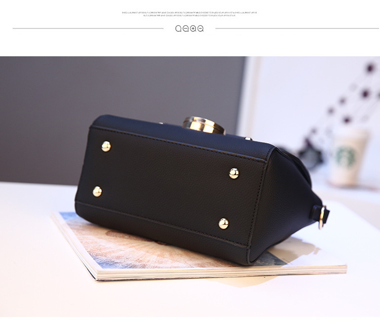 Women's Small Pu Leather Solid Color Vintage Style Classic Style Square Lock Clasp Crossbody Bag display picture 12