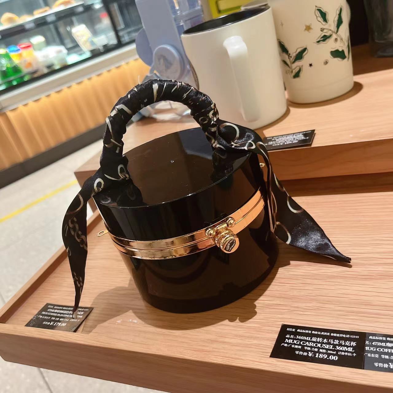 The 2025 new style women's bag is a trendy and fashionable candy-colored acrylic bag, a hand-held silk scarf, a lockable dinner bag, and a box bag undefined