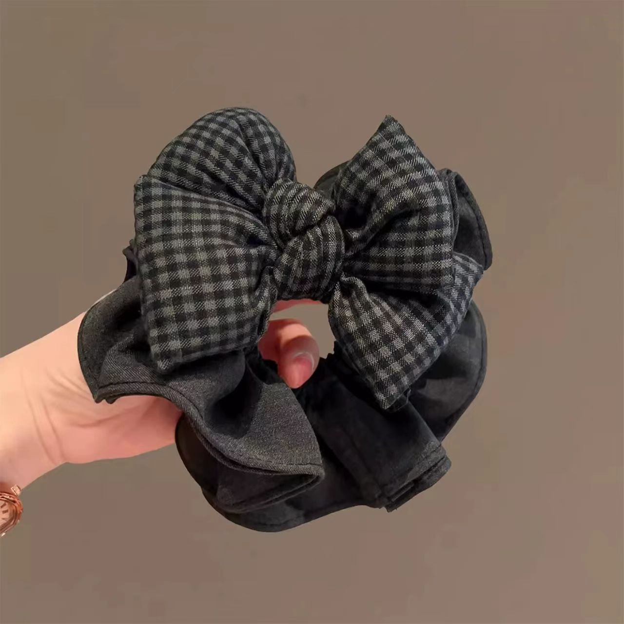 Scrunchie con fiocco a quadri nero e grigio per acconciature_voghion.com