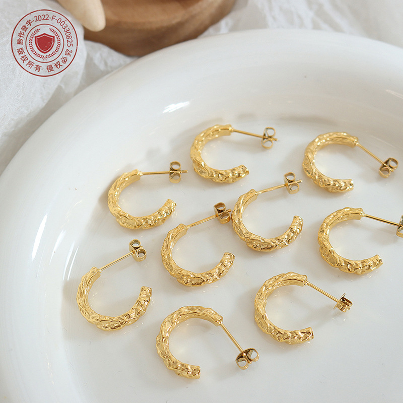 Coreano simple en relieve geométrico C-tipo diseño irregular hardware pendientes joyería al por mayor mujer ins viento titanio acero