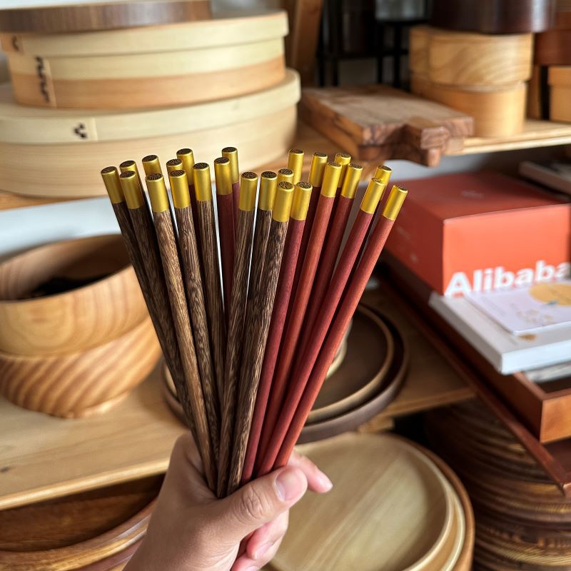 2023 nueva caja de palillos 10 pares de ala de pollo madera hogar antideslizante resistente al calor no-CERA familia palillos