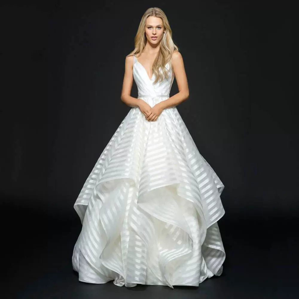 2025年跨境夏季新欧美女装露背蕾丝连衣裙小拖尾唯美轻奢白色婚纱