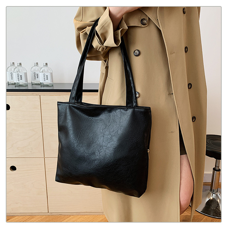 Retro large-capacity tote bag for women, 2024 new style fashionable portable commuting bag for going out, single-shoulder bag for students' classes undefined