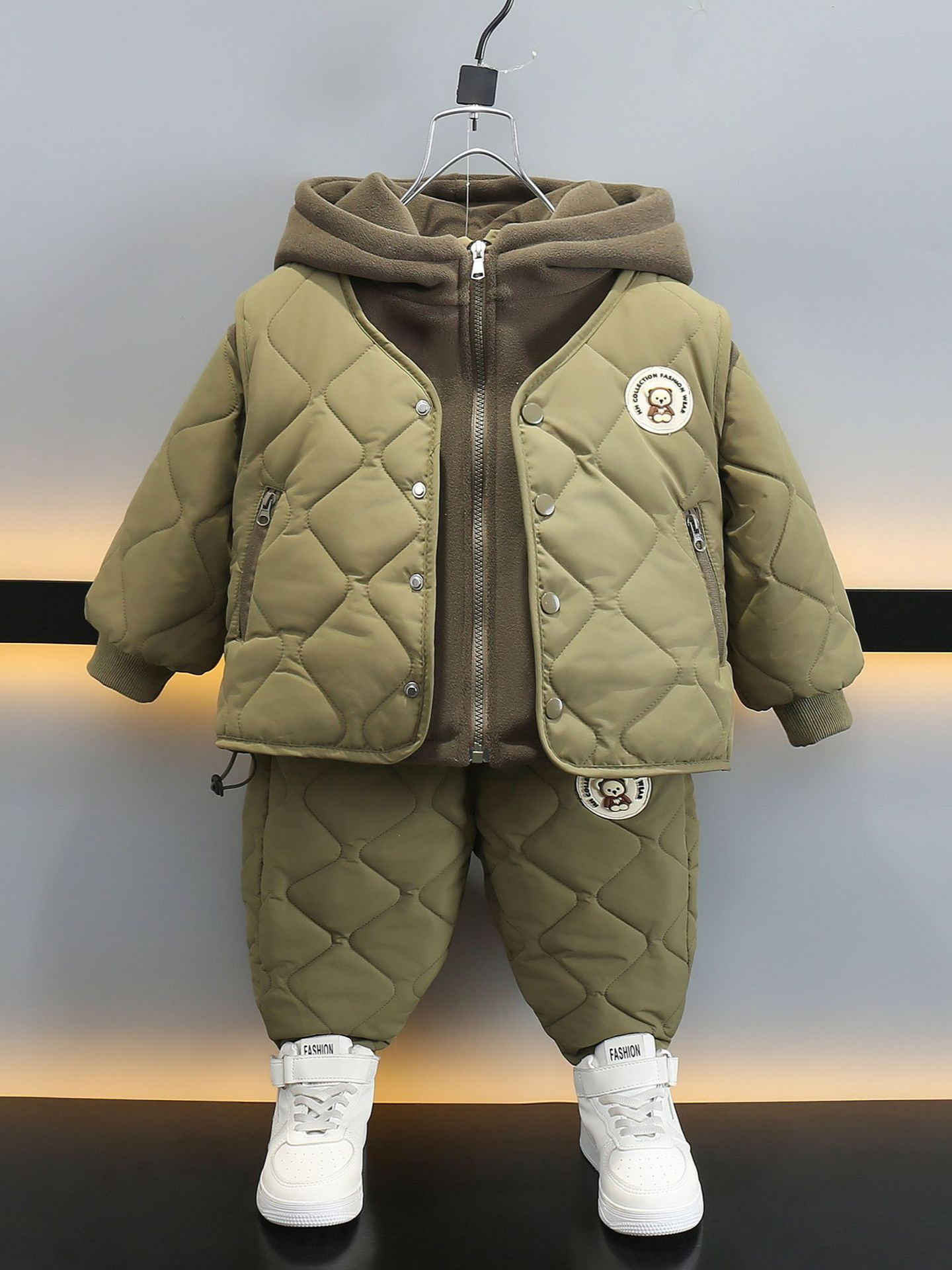 6753 Traje de chaleco para niños Ropa de otoño e invierno 2025 Nuevos niños más terciopelo engrosamiento Chaqueta de algodón de invierno coreana de tres piezas