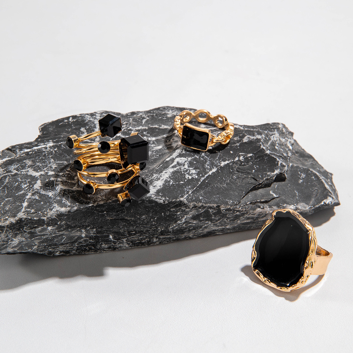 Set di anelli importanti rossi e oro, anelli impilabili in smalto e cristallo di ispirazione vintage, gioielli retrò audaci per donne, feste e regali_voghion.com