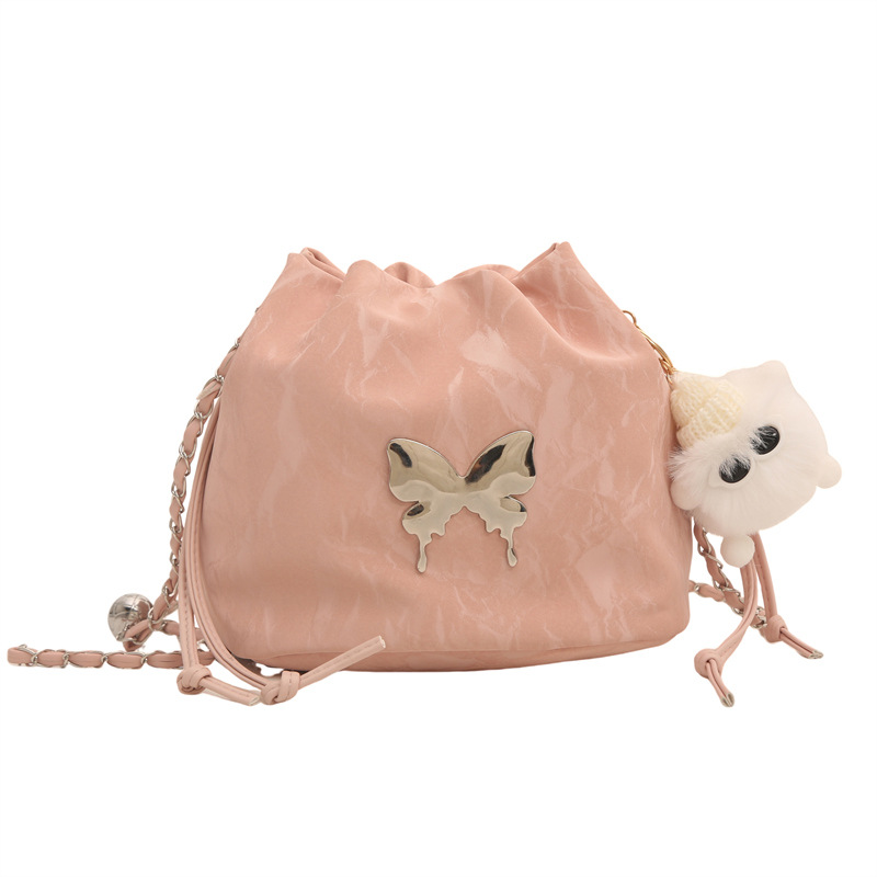 2024 nuevo diseño de nicho de la cadena popular de este año bolso pequeño bolso de mensajero de mariposa femenino hermoso bolso de cubo de un solo hombro