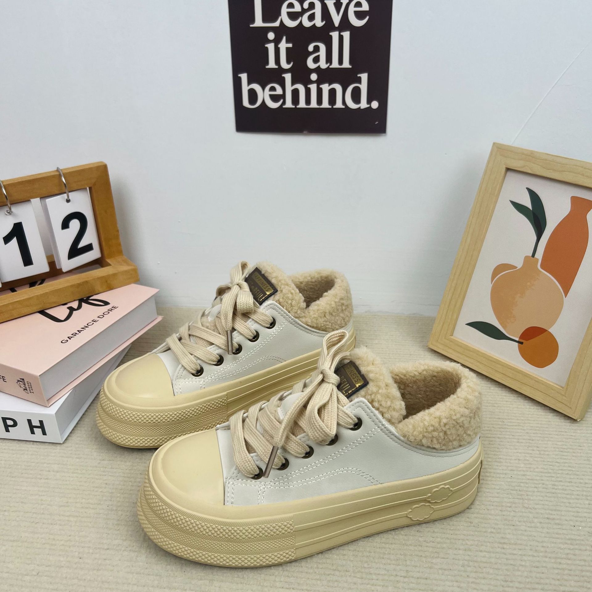 Zapatos blancos de paso con forro polar de invierno para mujeres 2023 nuevos zapatos de lona cálidos bajos para mujeres estilo coreano zapatos de algodón Harajuku de todo fósforo