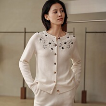 2025新手工绣花立体花朵圆领毛衣外套100%山羊绒针织开衫薄款扭扣