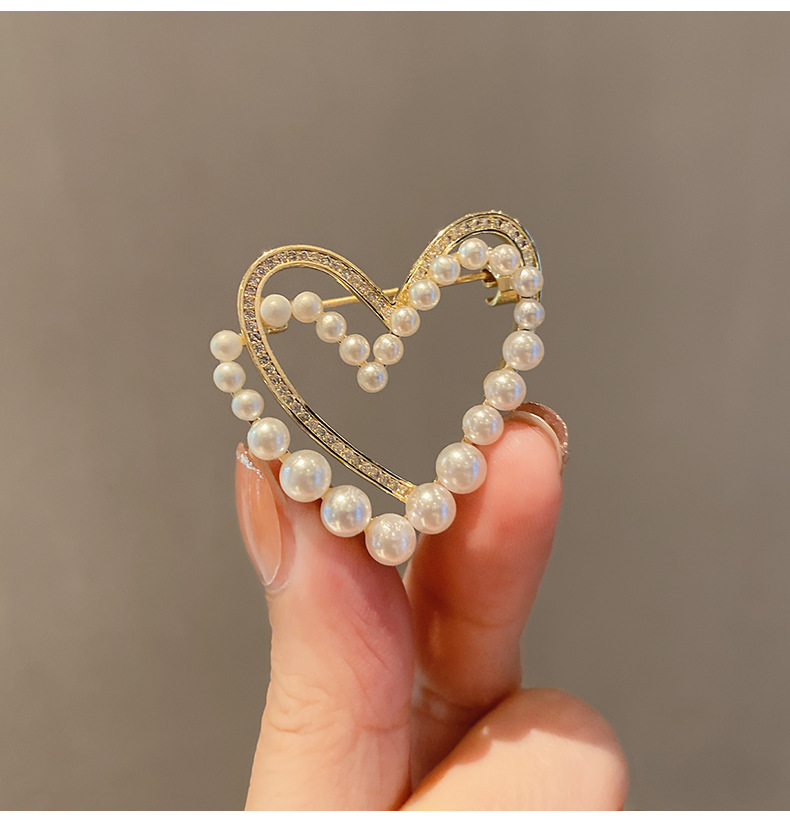 Simple Style Heart Shape Alloy Plating Inlay Rhinestones Pearl Women's Brooches display picture 1