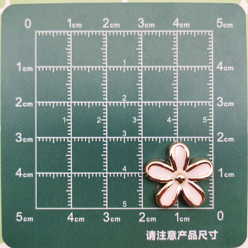 Temperamento de moda blanco y negro pequeño viento fragante cuatro hojas accesorios de plástico corazón de melocotón DIY pinzas de cabello material de ropa de correa