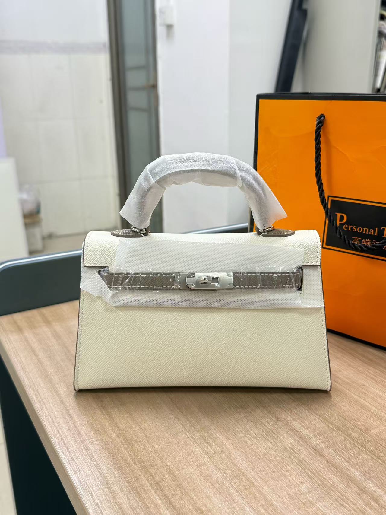 Hebilla de plata de tarjeta blanca. / 22x7x14