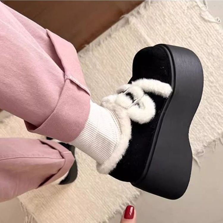 Aumentar la altura de calentamiento de los zapatos de algodón de fondo grueso para mujeres 2026 nuevo invierno retro en línea explosión de zapatos de lana gruesa