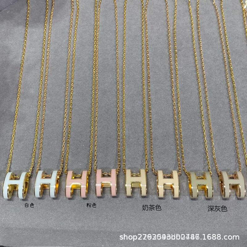 High-End V Gold Love Letter H Necklace for Women, Enamel Mini Pendant, Personalized Letter Couple 18K Gold Necklace Wholesale High-End V Gold Love Letter H Necklace for Women, Enamel Mini Pendant, Personalized Letter Couple 18K Gold Necklace Wholesale