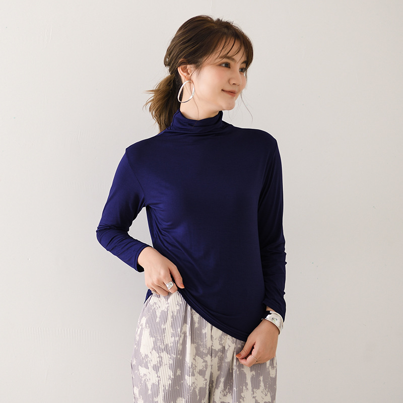 日系家庭内にシャツを着て40織のモーダルスーツの高襟のコウモリの袖の修身上着のtシャツのキャンディー色