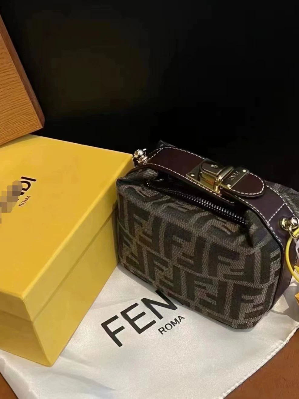Небольшая наплечная сумка в стиле lunch-box, 18 × 12 × 12 см, лёгкая 0,62 кг