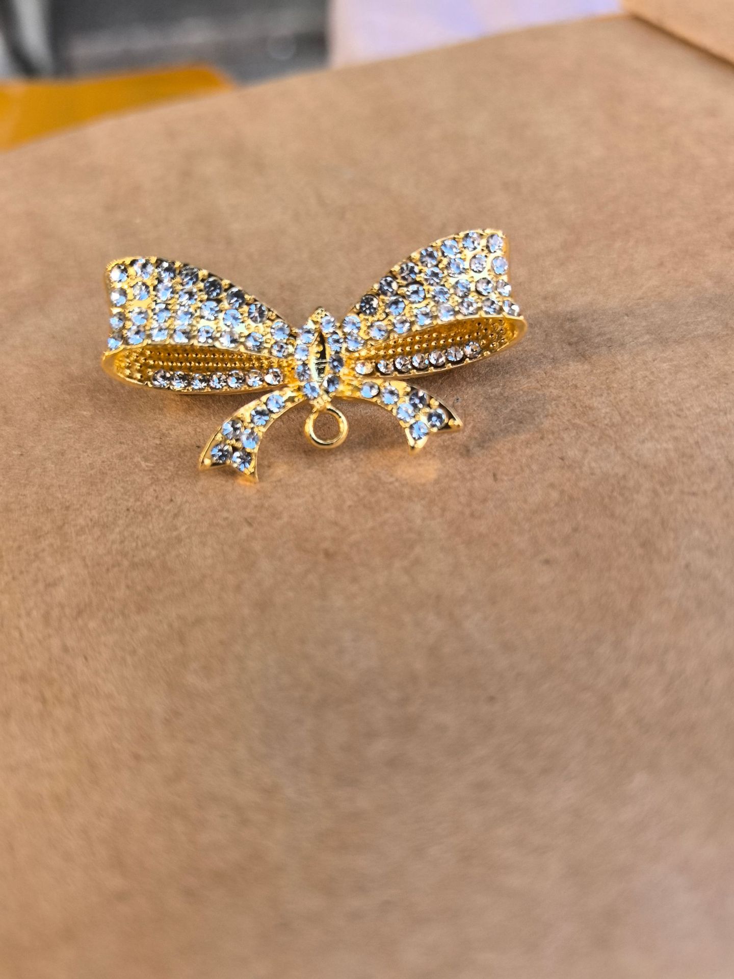 Spilla farfalla elegante per donna, spilletta perla accessorio_voghion.com