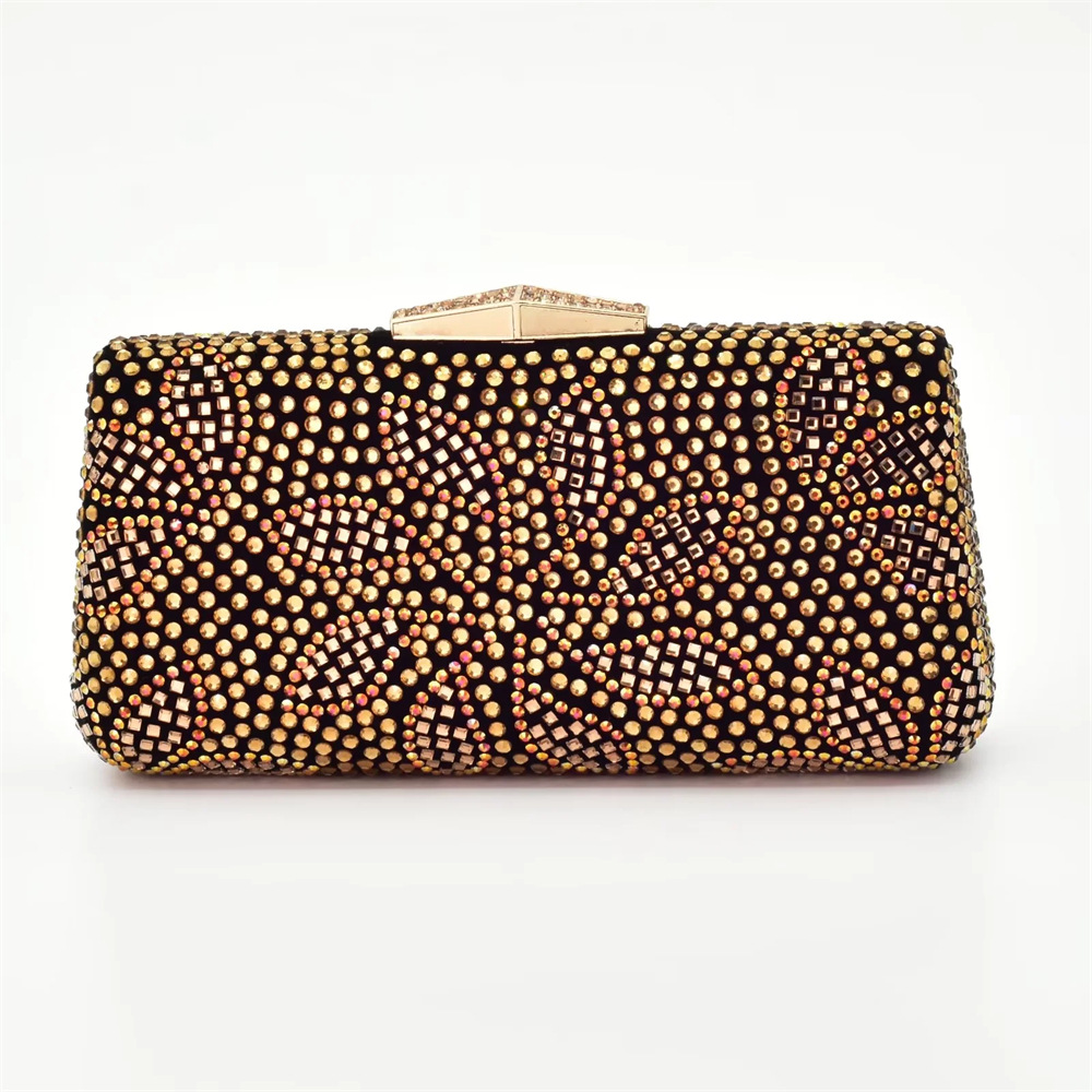 Vintage strasszokkal díszített női magassarkú cipő hozzáillő clutch stílusú vacsorához való öltönnyel_voghion.com