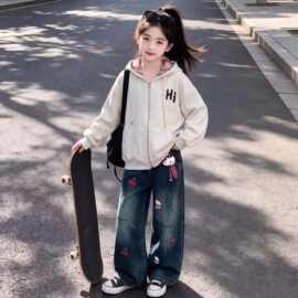 女童中大童春秋款套装设计感格纹拼接带帽拉链外套牛仔长裤两件套