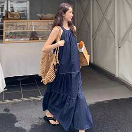 法式露肩挂脖连衣裙2026夏季新款宽松中长款高级感深蓝色牛仔裙子
