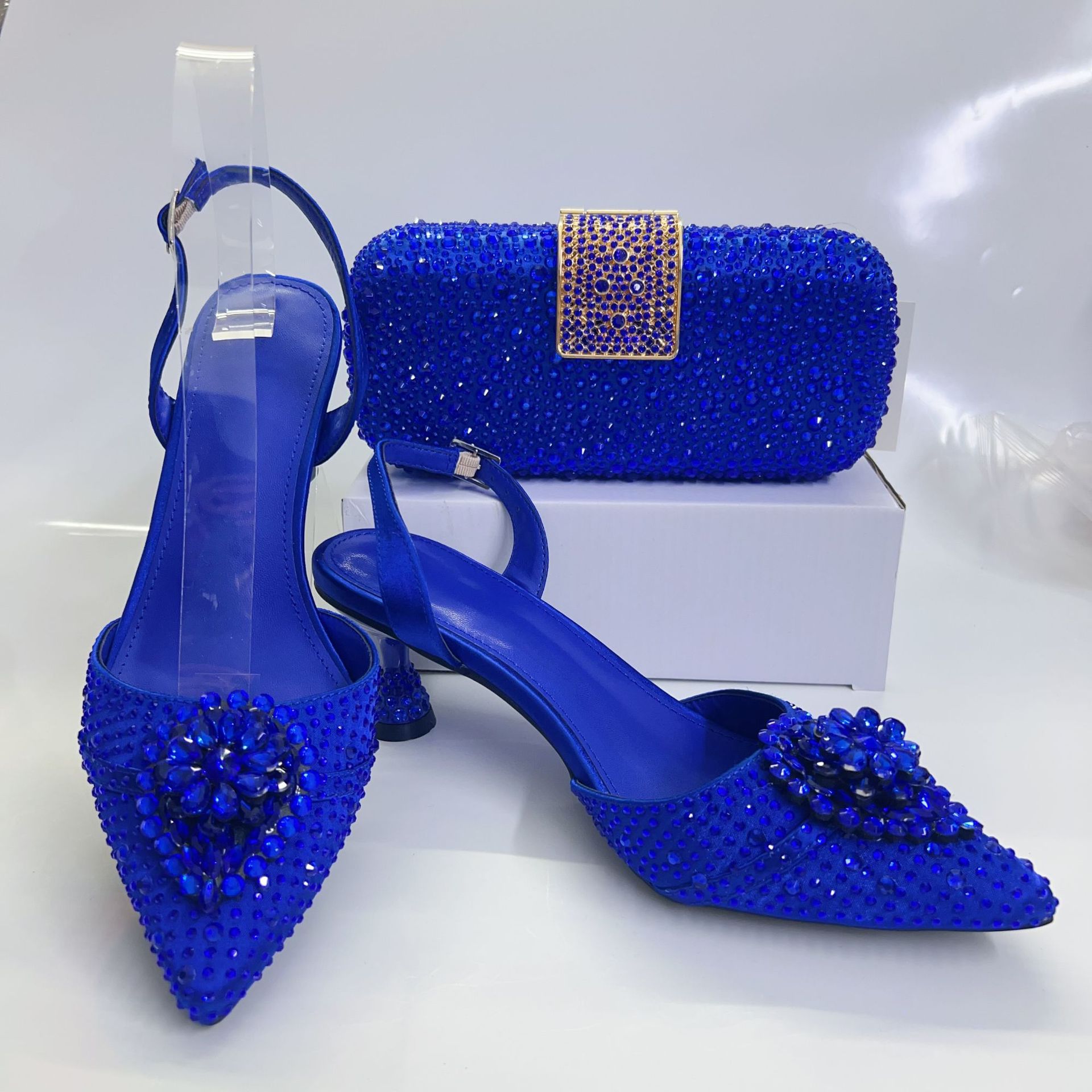 Selección estricta de zapatos de estilo italiano nuevos tacones delgados sandalias de bodas banquete de diamante puntuales zapatos de mujer
