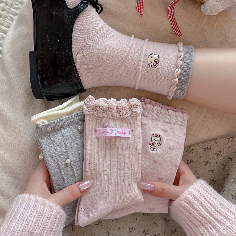 Pink women's socks in Korean style with bow, fabric label, lace, mid-calf length, cartoon embroidered cat design, seamless long socks Pink women's socks in Korean style with bow, fabric label, lace, mid-calf length, cartoon embroidered cat design, seamless long socks