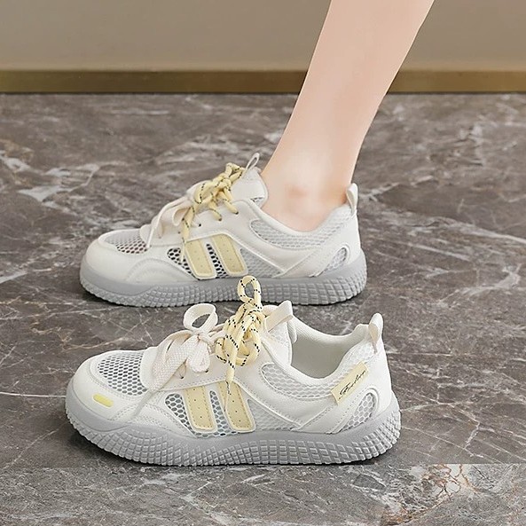 2026 primavera y verano nuevo estilo coreano suela gruesa aumentó zapatos deportivos casuales de mujer malla transpirable de moda versátil zapatos individuales