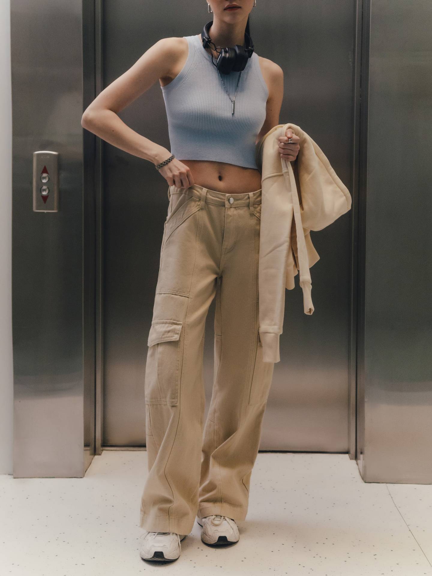 Pletena ženska enobarvna kratka majica brez rokavov z notranjim delom iz niti, poletje 2024_voghion.com