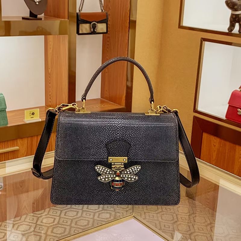 2024 Hong Kong Luz de lujo personalizado avestruz cuero bolso de las mujeres de cuero genuino abeja pequeña bolsa cuadrada portátil hombro bolsa de mensajero para las mujeres
