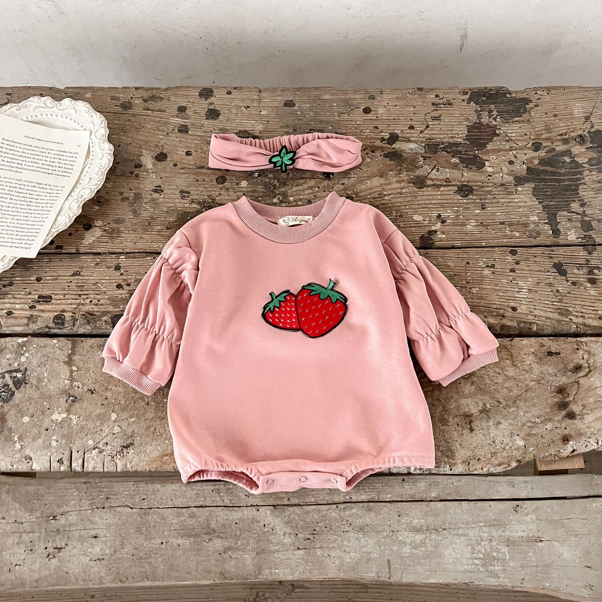 INS estilo coreano niñas bebé algodón suéter fresa bordado puff manga mameluco con pañuelo moda