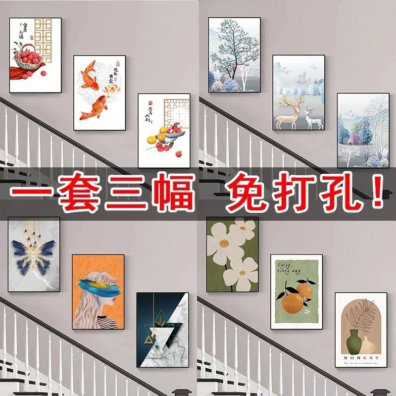複式階段の入り口の間に装飾画があります。|undefined