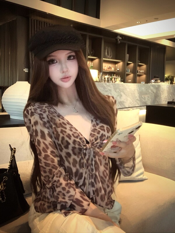 Hot girl semi-sheer blouse, sun-protective leopard print shirt, V-neck low-cut tie-up top, chiffon shirt for women, summer pure and alluring style Hot girl semi-sheer blouse, sun-protective leopard print shirt, V-neck low-cut tie-up top, chiffon shirt for women, summer pure and alluring style