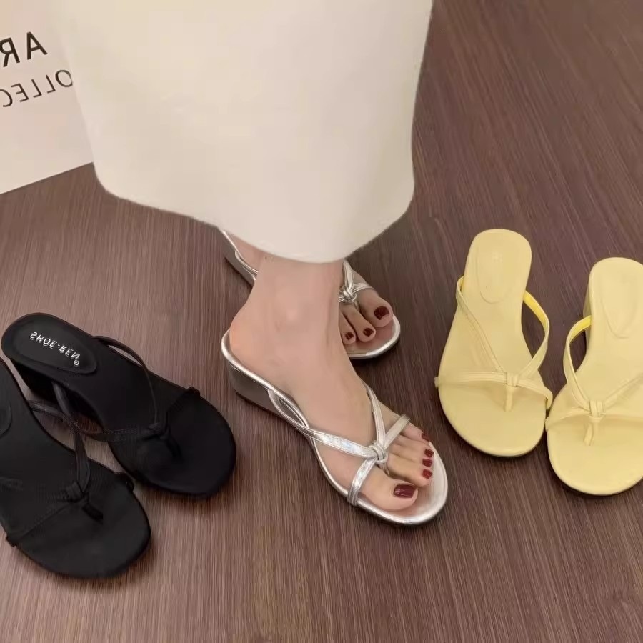 2026 zapatillas de tacón francés para mujeres de verano de color sólido con zapatillas de tacón negro con zapatillas de tacón frío image 3