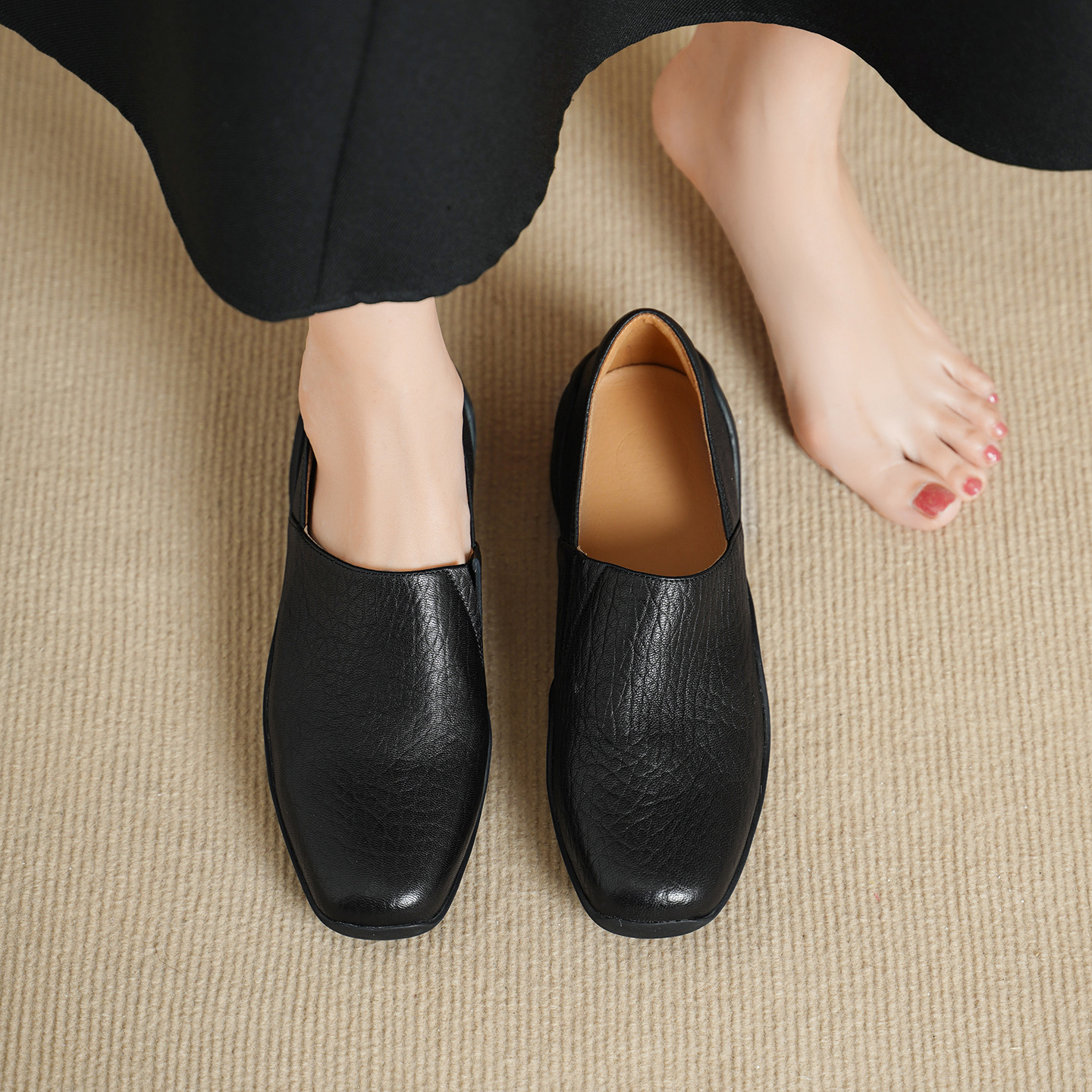Giày loafer nữ da dê mũi tròn, gót trung 3 cm, hoa nổi, phong cách cổ điển — đen