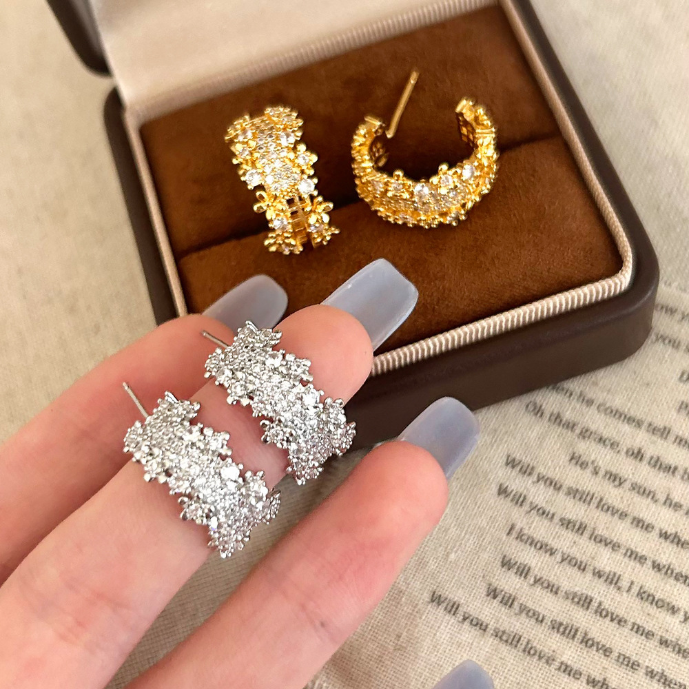 Fashion Ultra-Sparkling Zircon Starry Sky Ring for Women, Light Luxury, High-End Feel, Simple and Elegant Niche Design Earrings