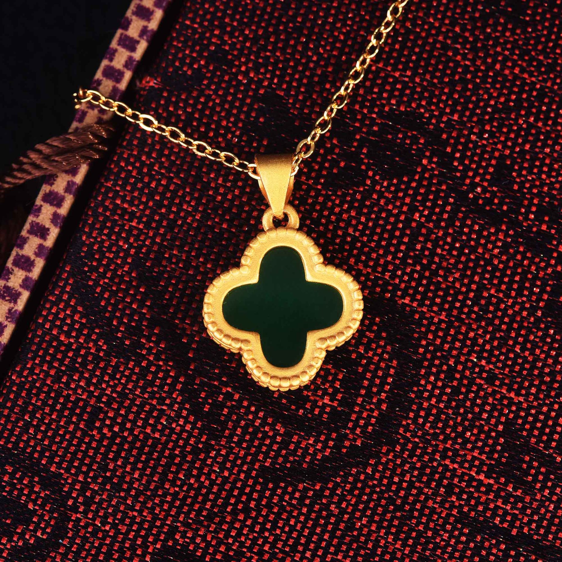 Patrimonio antiguo pulsera de plata trébol de oro collar de jade han accesorios de la ropa chapado en oro con incrustaciones de Calcedonia Hetian colgante