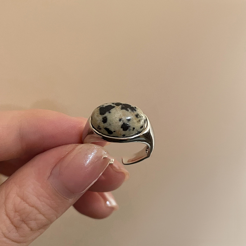 レトロな円形の緑松石の開口指輪の宮廷風の大衆の設計のファッション的な指輪の軽い贅沢な高級感の食指の指輪