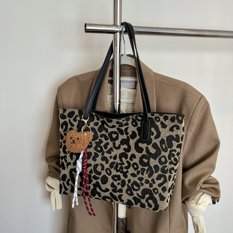 Este año popular bolsa de invierno de gran capacidad para mujeres 2024 nuevo nicho de leopardo bolso de hombro portátil