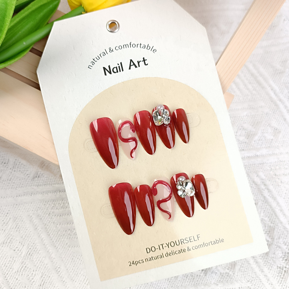 Arte de uñas al por mayor para Año Nuevo, arte de uñas hecho a mano con tendencia nacional roja del Año de la Serpiente, pegatinas de uñas con efecto ojo de gato y fuegos artificiales con un toque de alta gama.