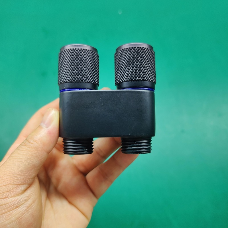 ステンレスの銃の灰色の便器の友達のスプレーガンの家庭用増圧一進二出のトイレの洗浄器のトイレのスプレーガン|undefined