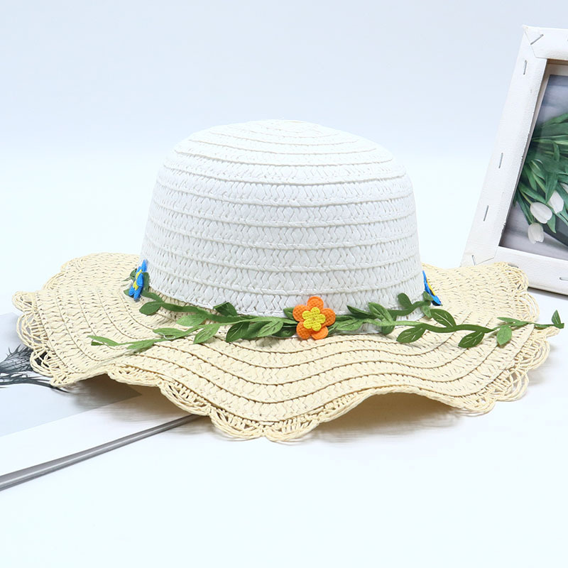 가장자리가 있는 나뭇잎과 작은 꽃 베이지