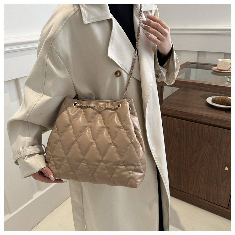 2024 invierno nueva cadena rombo solo hombro bolso de las axilas Moda casual personalizada bolsa de cubo del todo-fósforo de las mujeres