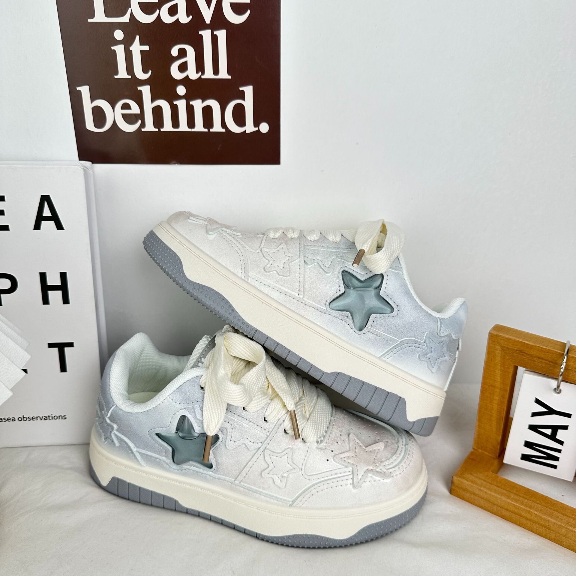 2024 primavera y verano color gradiente zapatos de skate plano coreano de estilo de Hong Kong zapatos blancos pequeños zapatos estrella zapatos de mujer