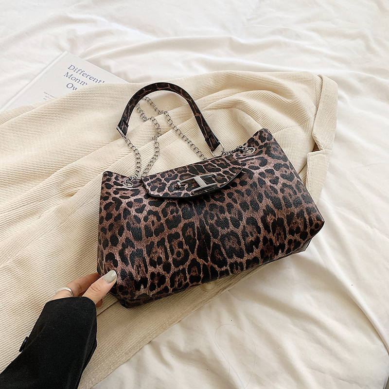Este año, la popularidad de la bolsa de gran capacidad de leopardo para mujeres 2024 nuevo otoño versátil mochila de viaje bolsa de cadena de hombro
