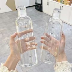 時間の漂流瓶の目盛りのグラスは外出して高い顔の値の透明な蓋のジュースの杯のネットの赤い温度のコップを持ちます。