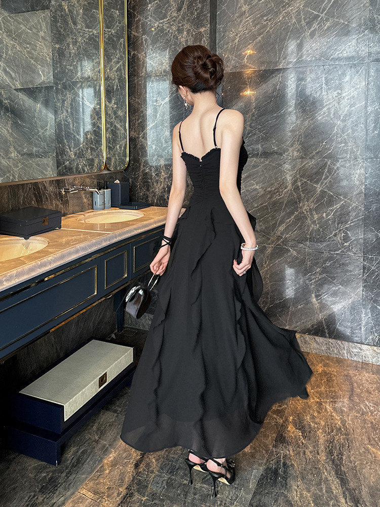 Đầm maxi nữ thắt eo cổ V lưng trần chất liệu chiffon xếp ly — Màu đen