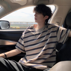 色のストライプの半袖のtシャツの男性の夏の日本の復古の潮流の青少年のinsの百合の丸首のカジュアルな5分の袖