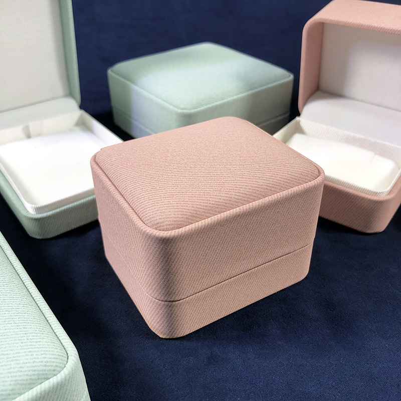 Nueva cubierta de ángulo redondeado pu piel caja de joyería de moda fresca joyería de plata caja de perlas de esmeralda