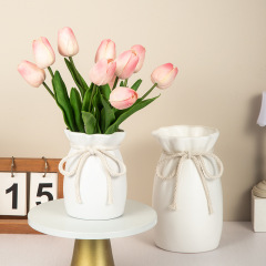メーカーの卸売りは陶磁器のプラスチックの花瓶の一体のブロー成形のシミュレーションのチューリップの装飾の生け花の花瓶の偽の花の置物をまねます。