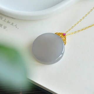 福贝钻珠宝【18K金镶天然和田玉烟紫圆平面吊坠】裸石尺寸22*22mm