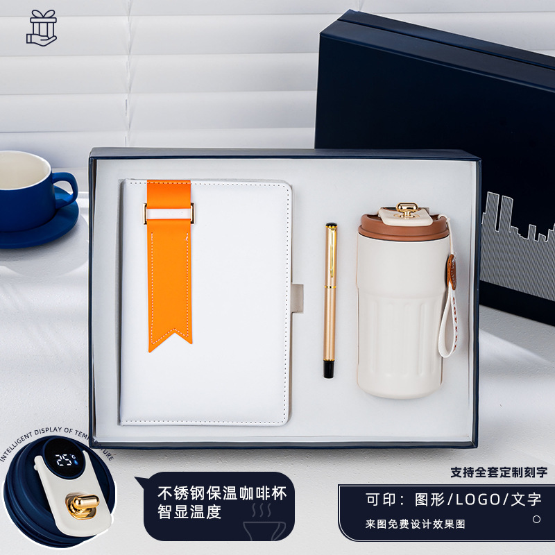 Taza de café con bolígrafo con hebilla plateada del libro naranja DD